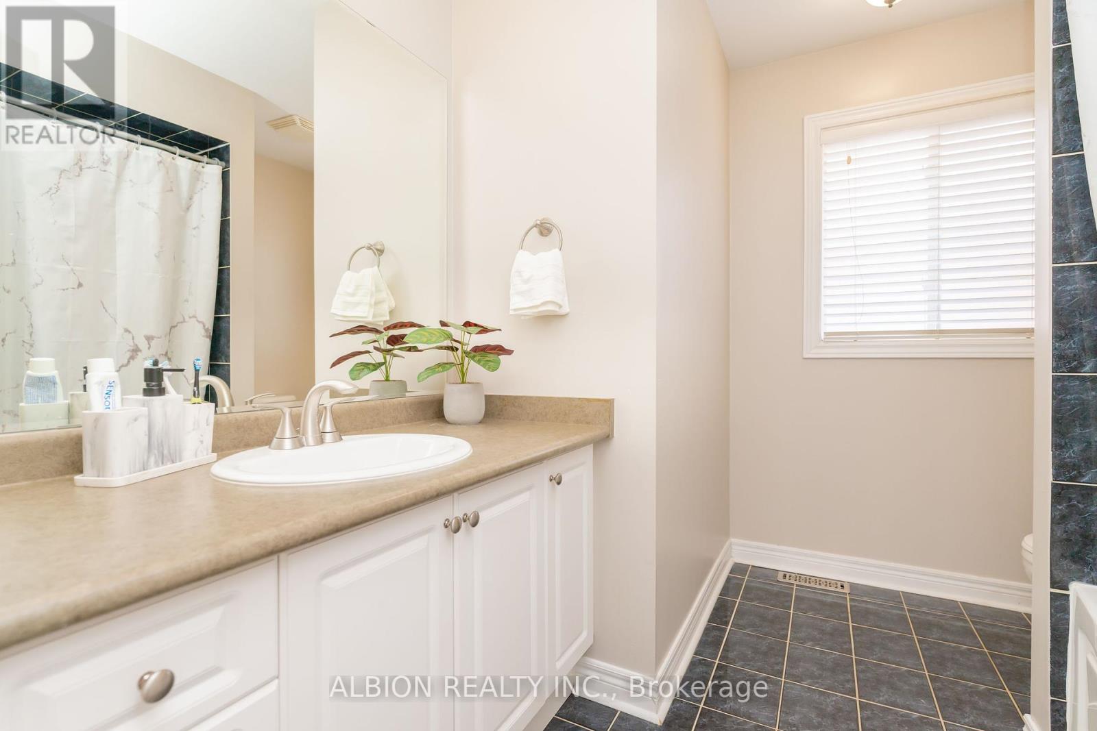 40 Emily Carr Crescent, Caledon, Ontario  L7E 2K9 - Photo 26 - W12145331