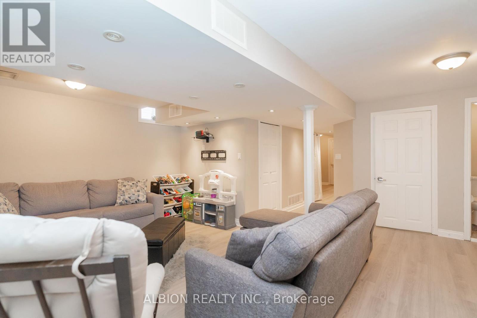 40 Emily Carr Crescent, Caledon, Ontario  L7E 2K9 - Photo 32 - W12145331