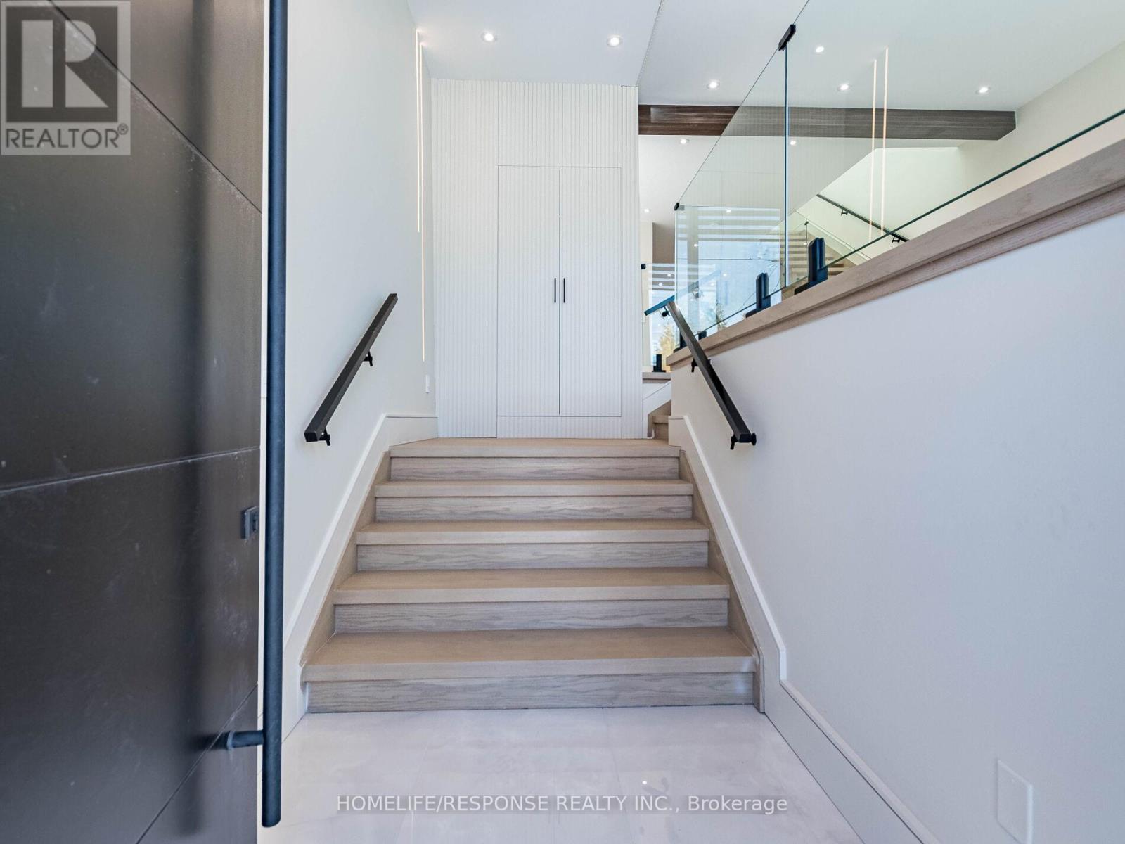 6a Pine Avenue N, Mississauga, Ontario  L5H 2P8 - Photo 3 - W12145361