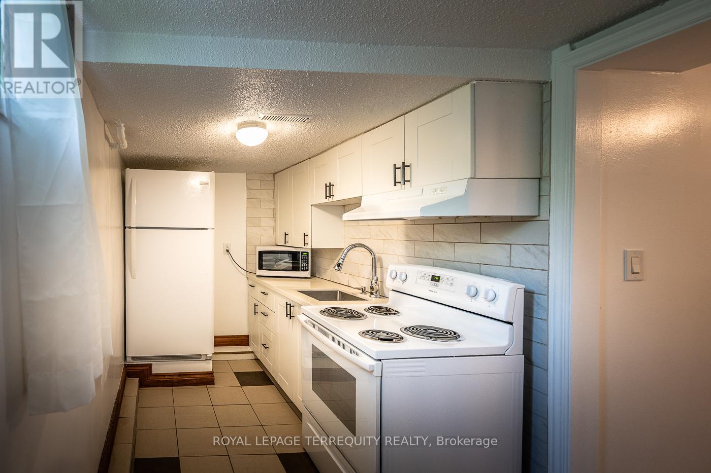 10 Burnfield Avenue, Toronto, Ontario  M6G 1Y5 - Photo 28 - W12145392
