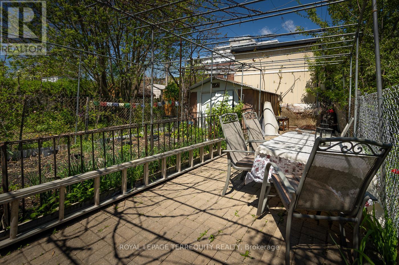10 Burnfield Avenue, Toronto, Ontario  M6G 1Y5 - Photo 5 - W12145392