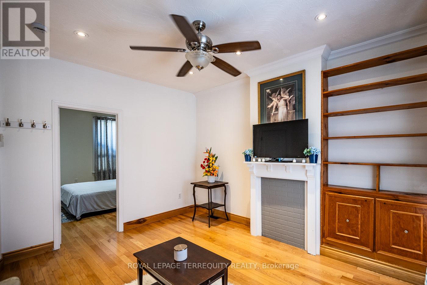 10 Burnfield Avenue, Toronto, Ontario  M6G 1Y5 - Photo 8 - W12145392