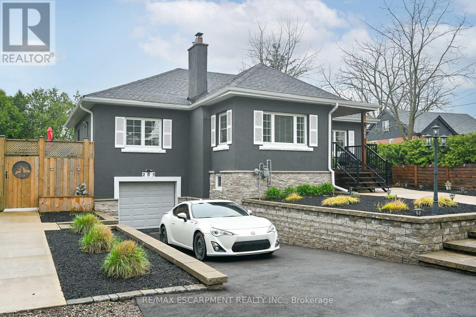 205 Sanatorium Road, Hamilton, Ontario  L9C 1Z4 - Photo 2 - X12145418