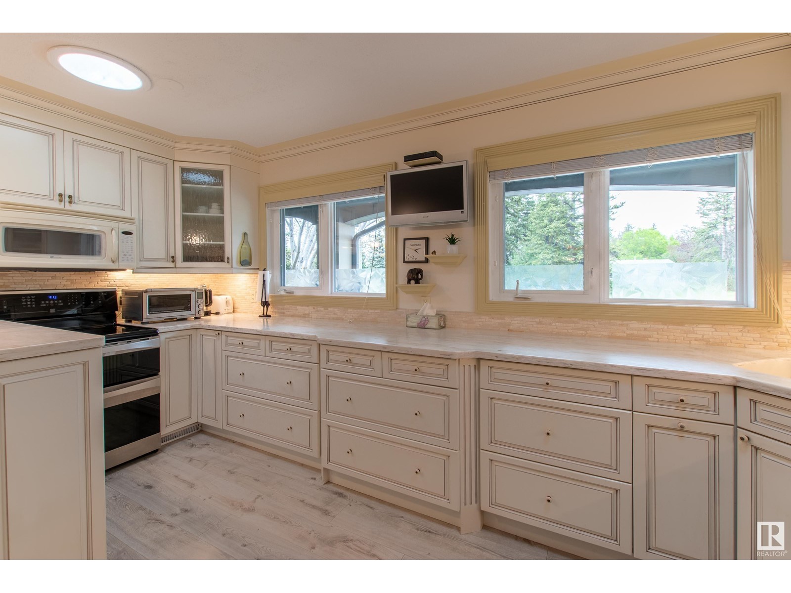 Property at 14647 89 AV NW image 2