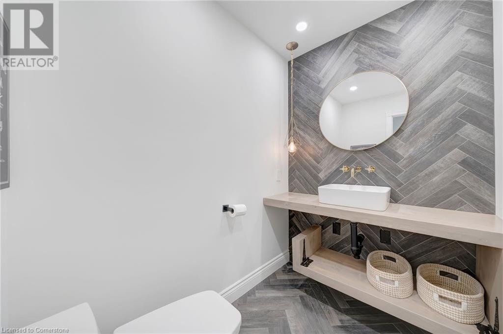Property at 37 DALEGROVE Crescent image 3