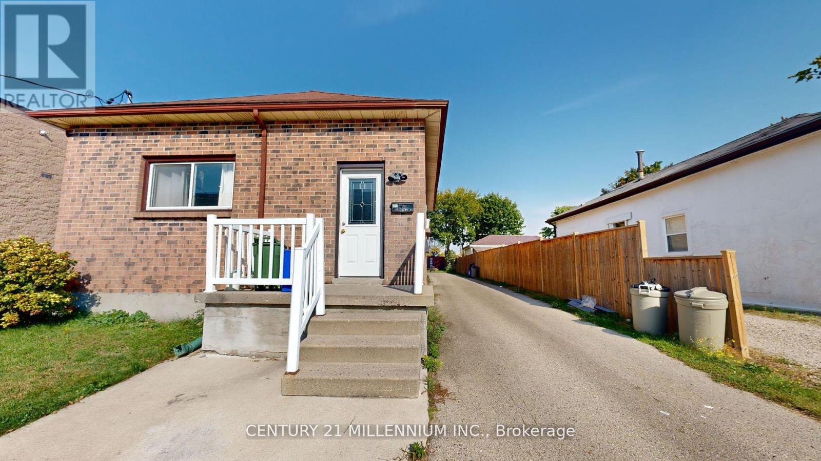 Photo 2 of 40 for 184 Simcoe Street