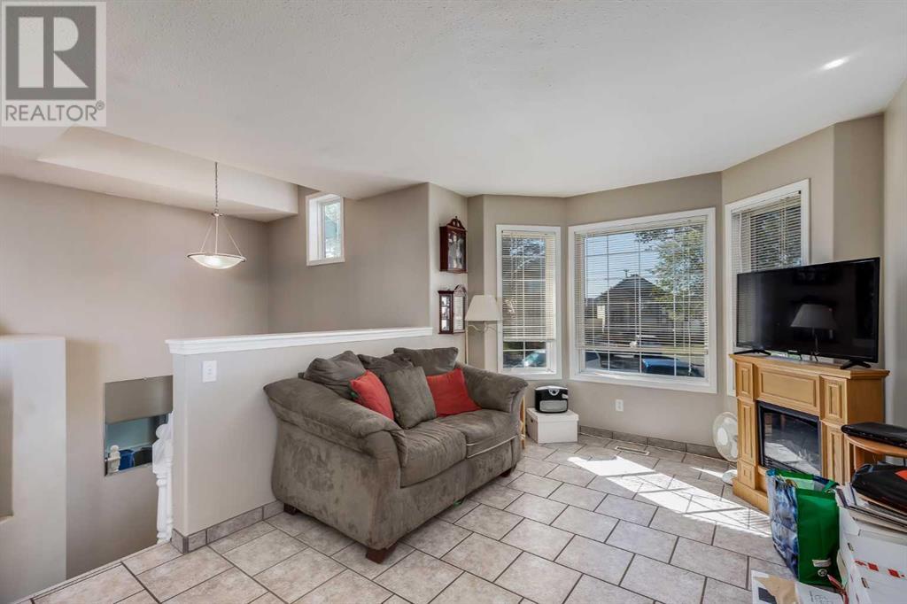 108 Martinglen Mews Ne, Calgary, Alberta  T3J 3N3 - Photo 4 - A2208858