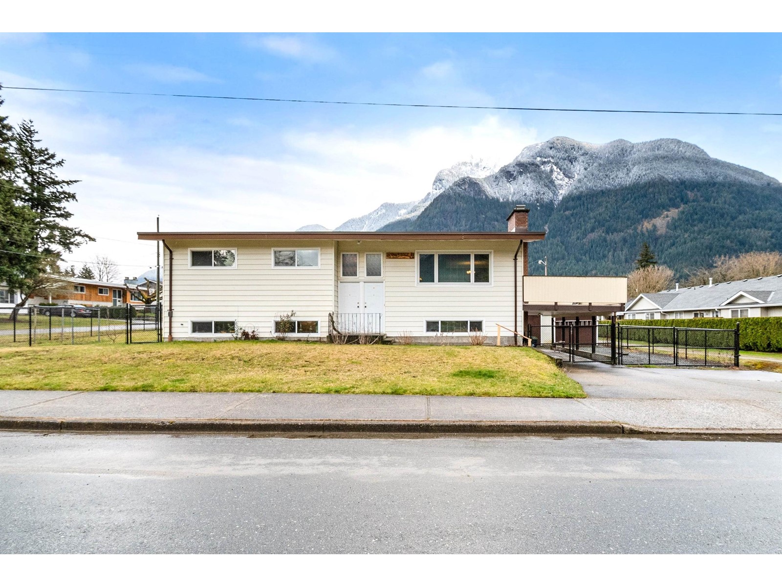 Property at 550 COQUIHALLA STREET image 1
