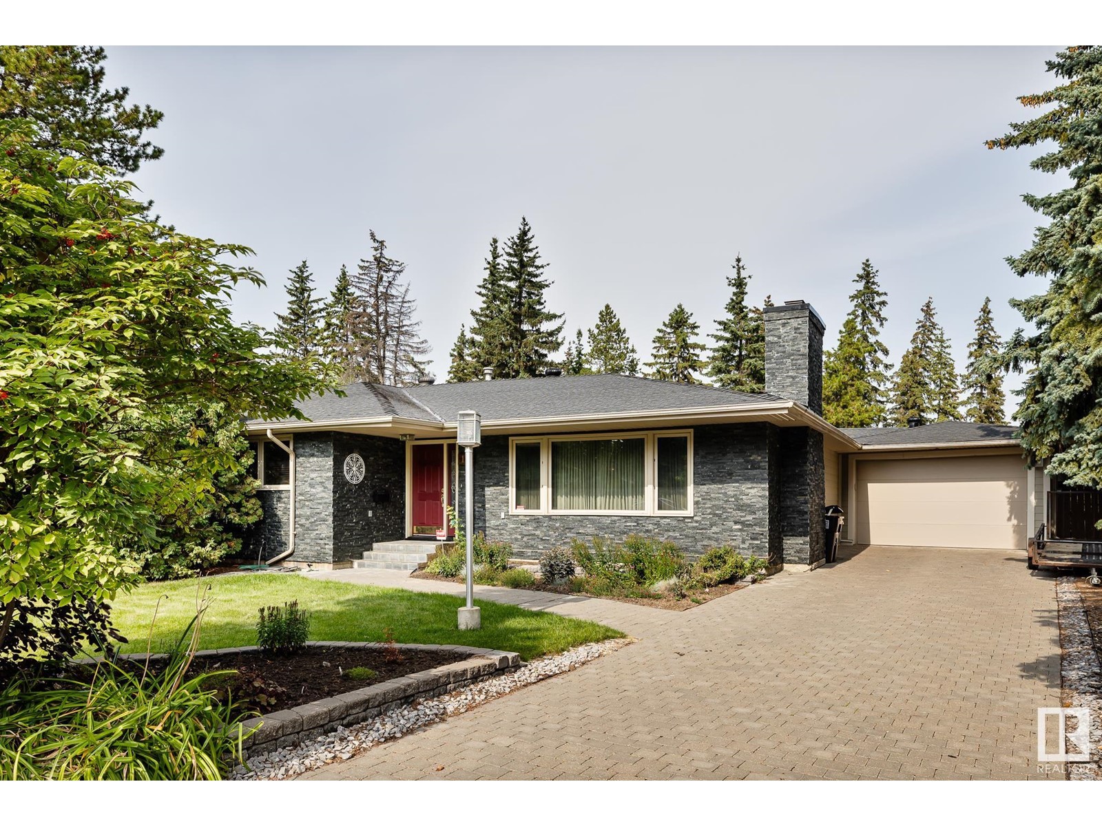 Property at 16 QUESNELL CR NW image 2