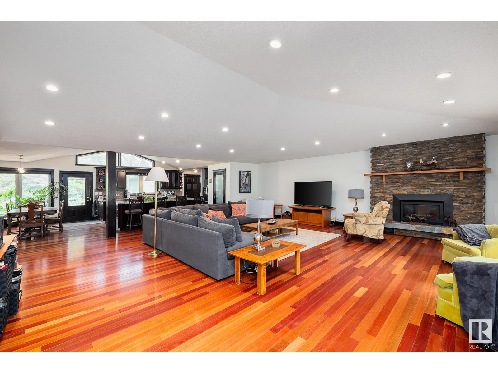 Property at 16 QUESNELL CR NW image 4