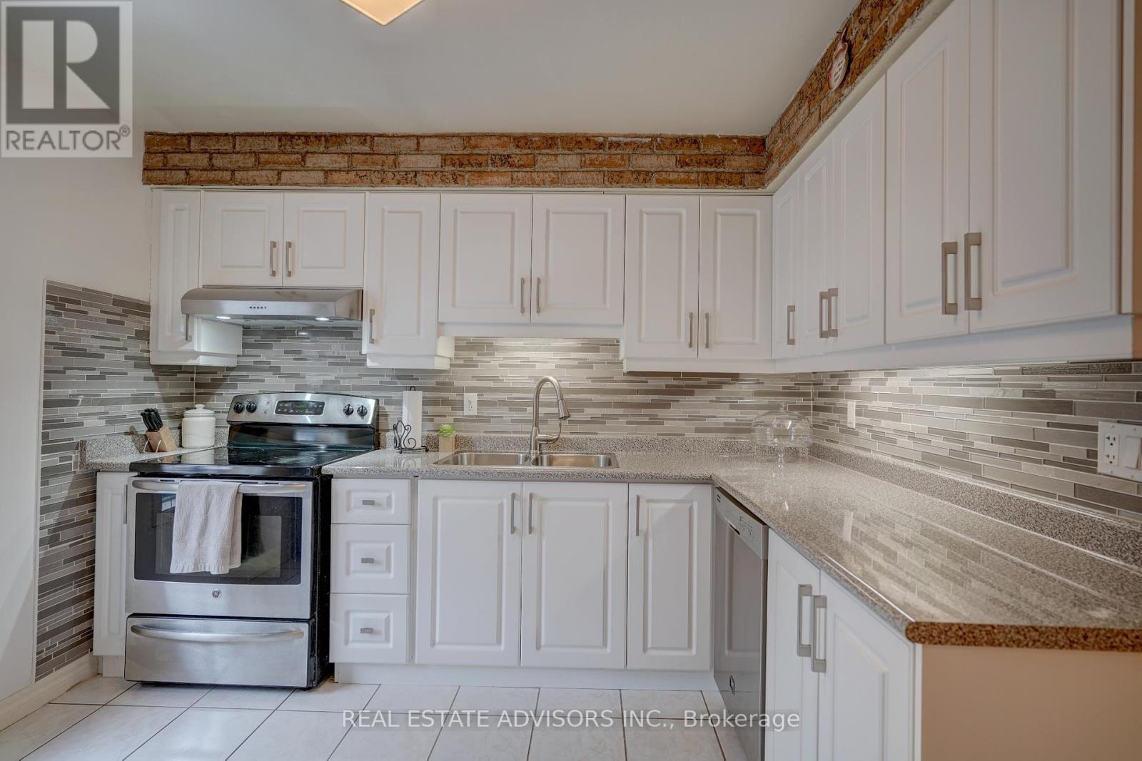 47 - 3175 Kirwin Avenue, Mississauga, Ontario  L5A 3M4 - Photo 8 - W12145660