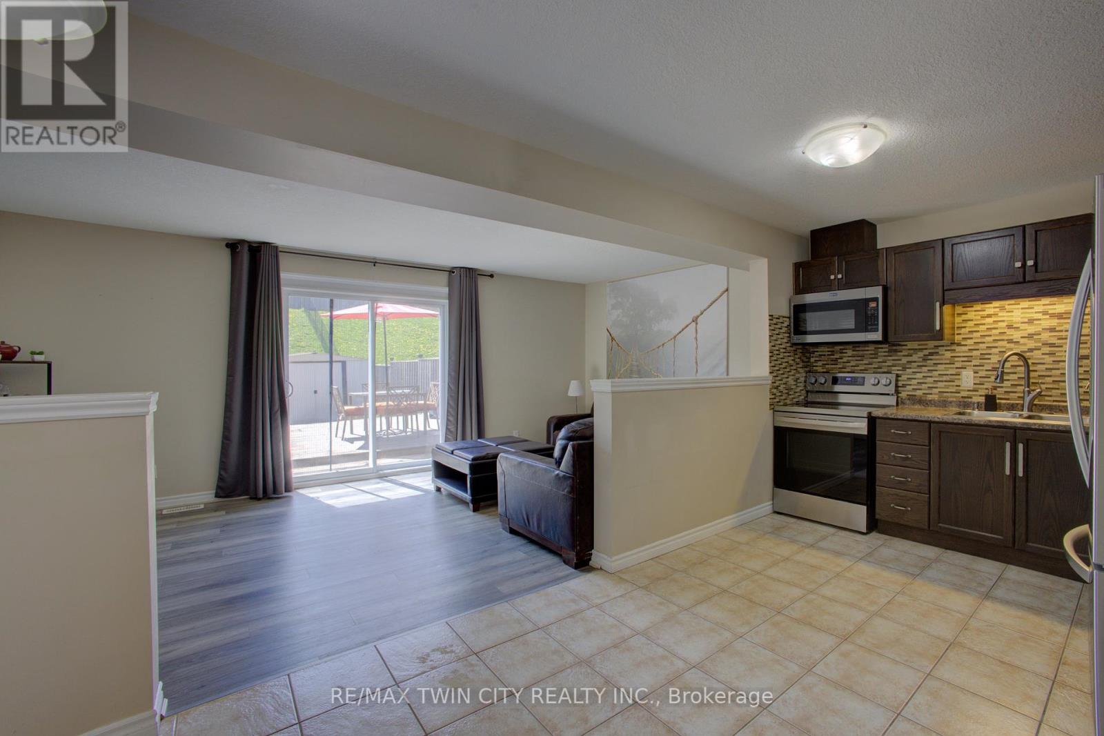 54 Curzon Crescent, Guelph, Ontario  N1K 1Z9 - Photo 4 - X12145692