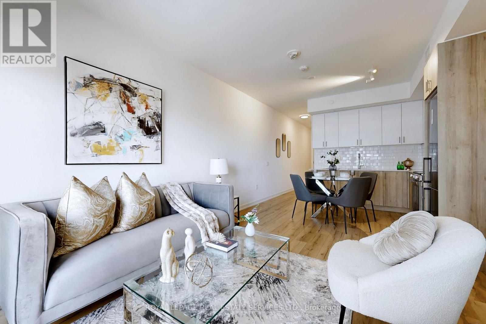 <div class="slider-price">$699,000</div><p>507 - 1195 The Queensway Avenue, Toronto, Ontario</p>
