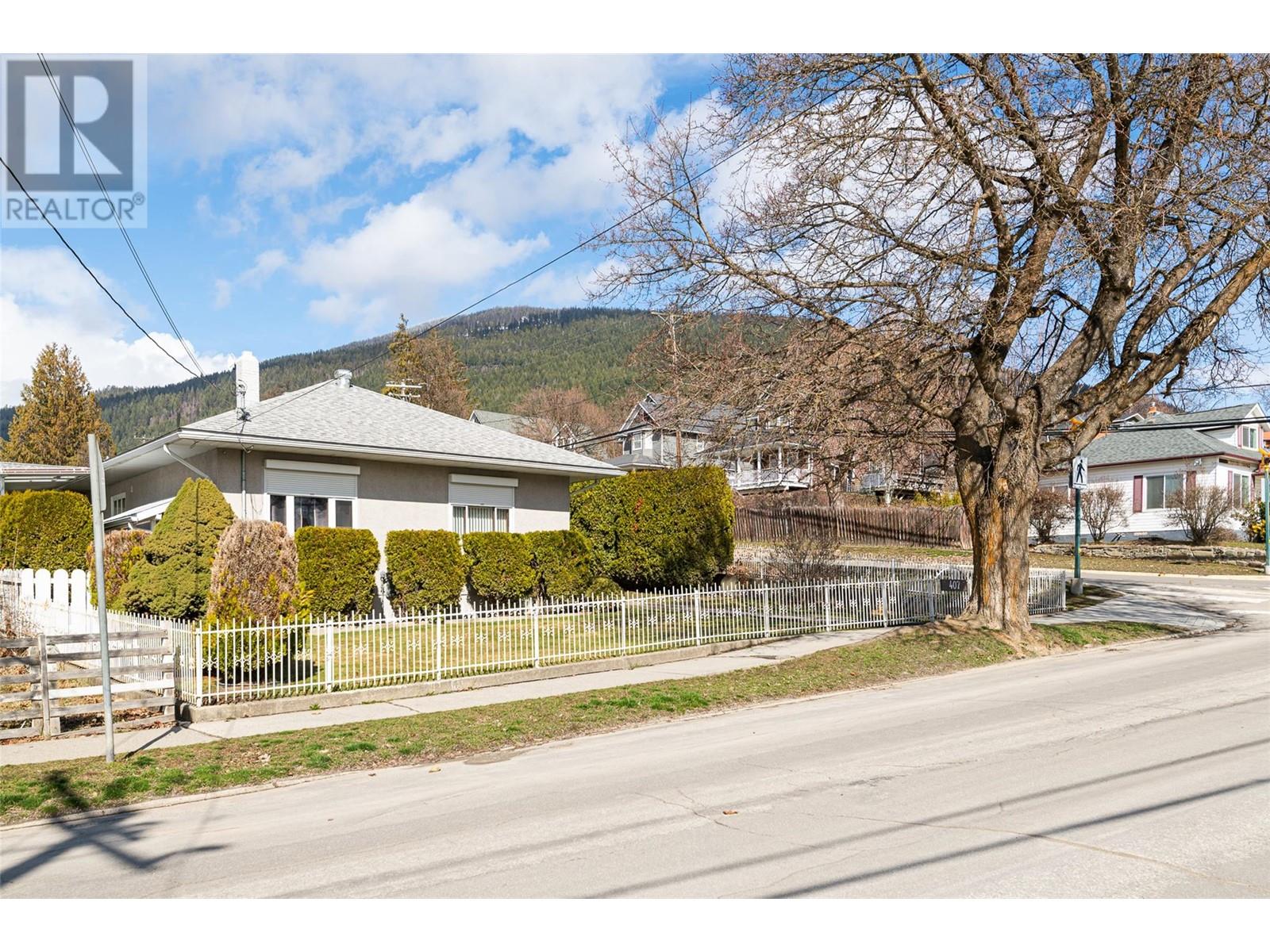 407 10th Avenue N, Creston, British Columbia  V0B 1G4 - Photo 3 - 10338808