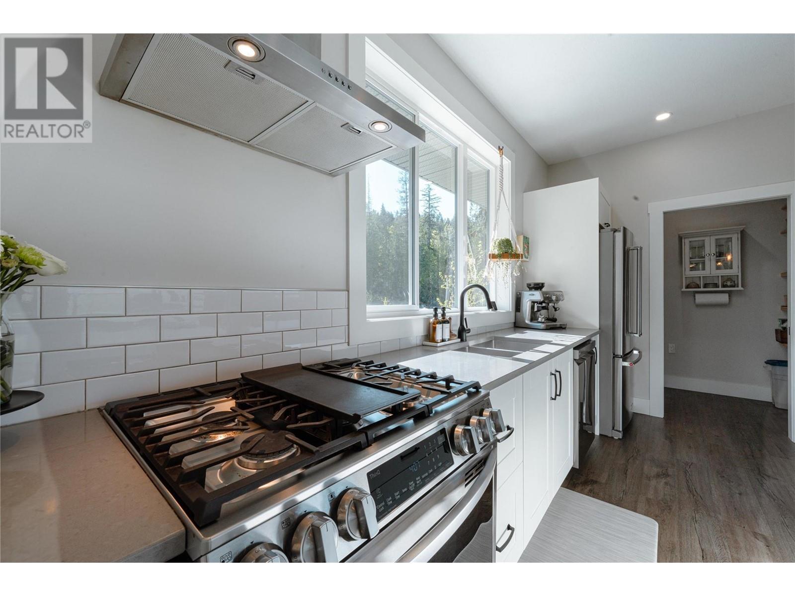 8420 23 Highway S, Revelstoke, British Columbia  V0E 3K0 - Photo 11 - 10346217