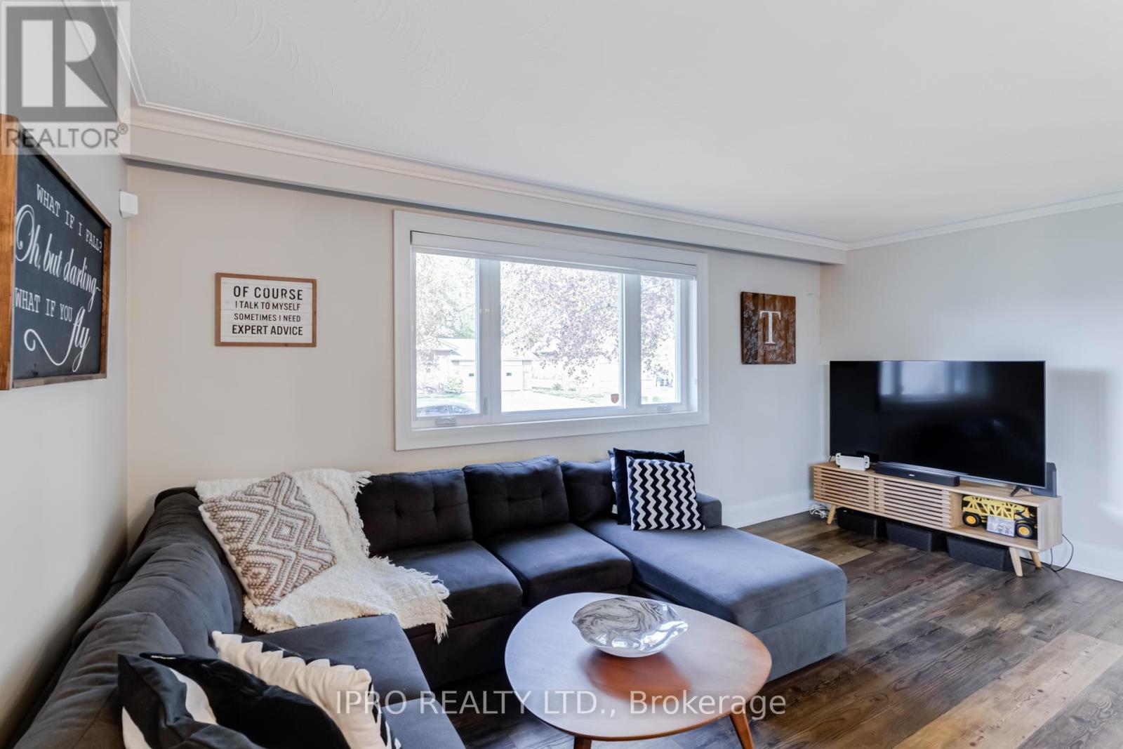 43 Sherwood Crescent, Brampton, Ontario  L6X 2C9 - Photo 8 - W12145750
