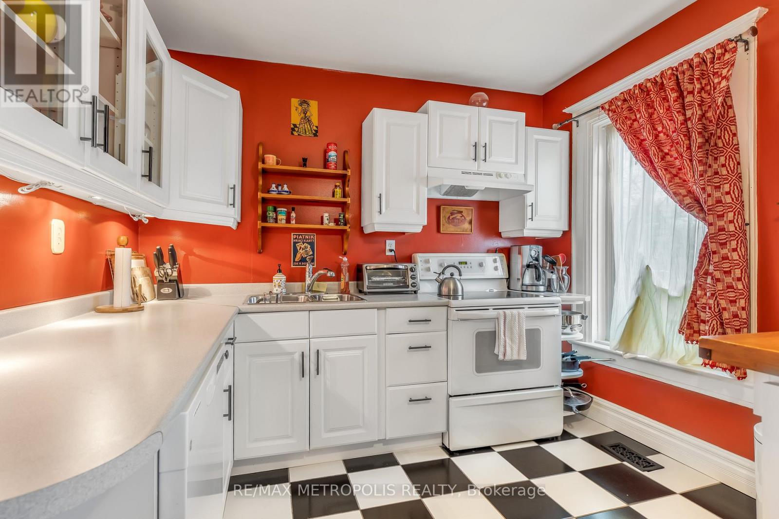 52 Fern Avenue, Toronto, Ontario  M6R 1K1 - Photo 33 - W12145760