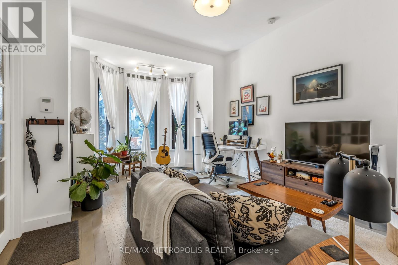 52 Fern Avenue, Toronto (Roncesvalles), Ontario  M6R 1K1 - Photo 5 - W12145760