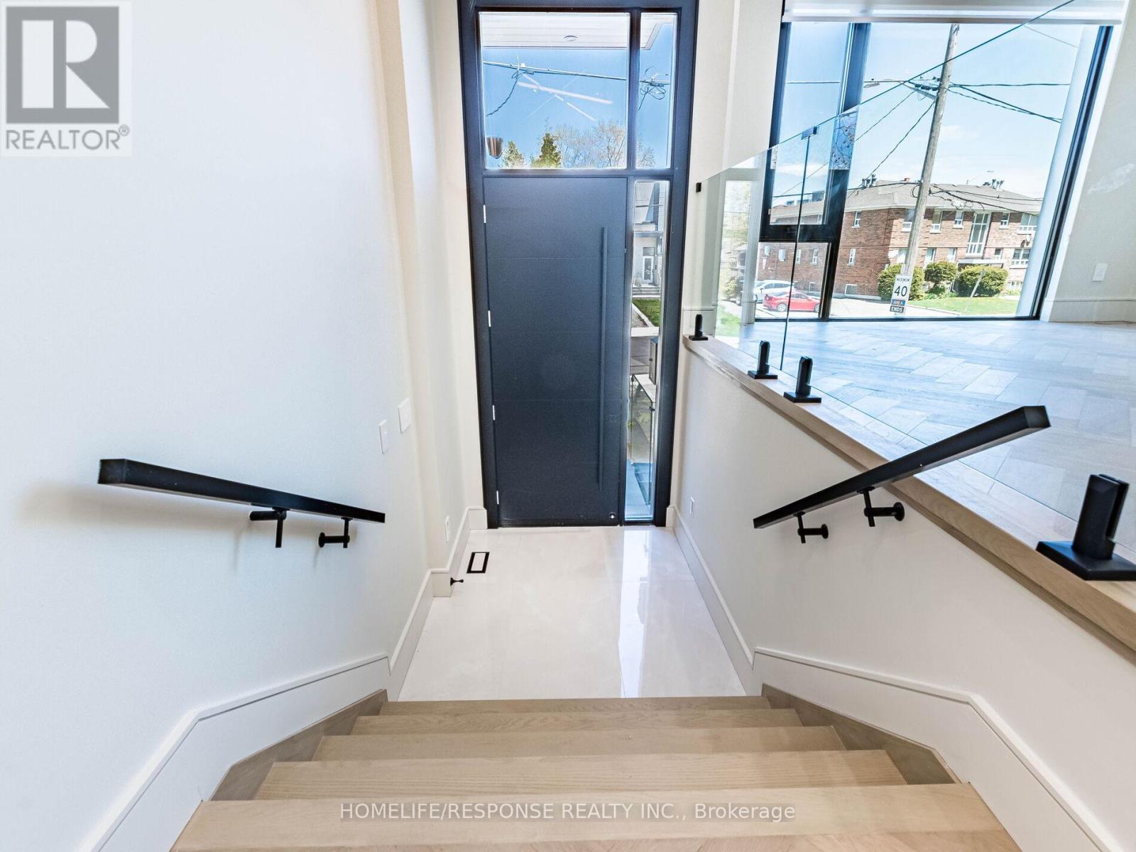 6b Pine Avenue N, Mississauga, Ontario  L5H 2P8 - Photo 4 - W12145775