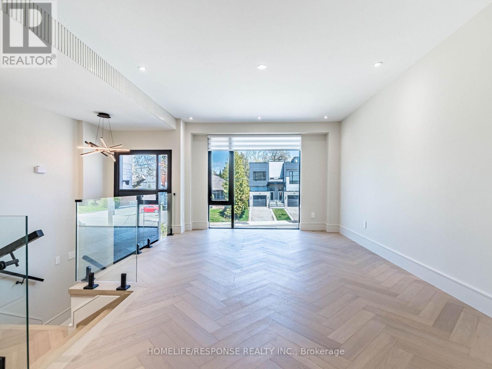 6b Pine Avenue N, Mississauga, Ontario  L5H 2P8 - Photo 5 - W12145775