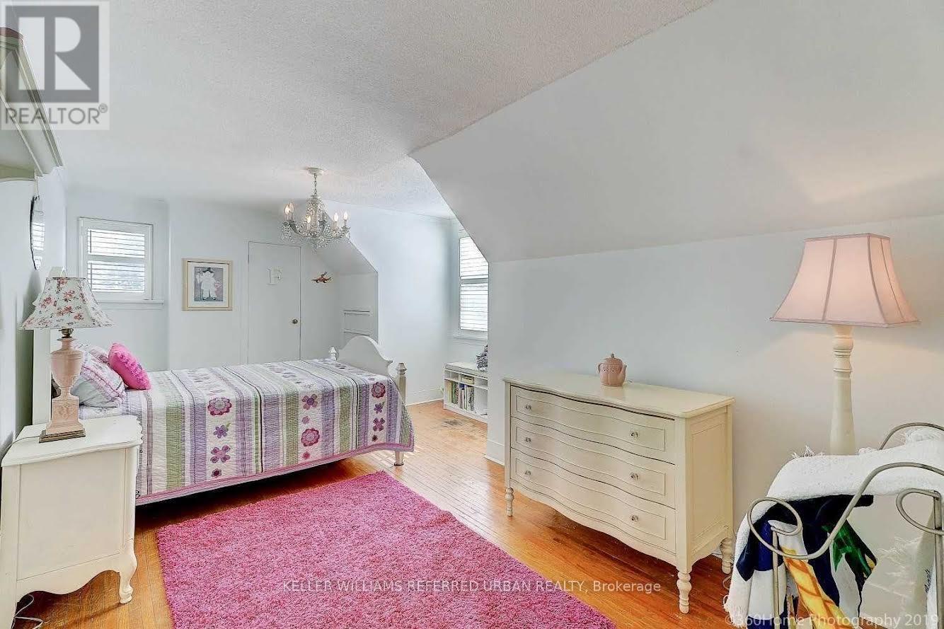 8 Yorkleigh Avenue, Toronto, Ontario  M9P 1Y1 - Photo 4 - W12145780