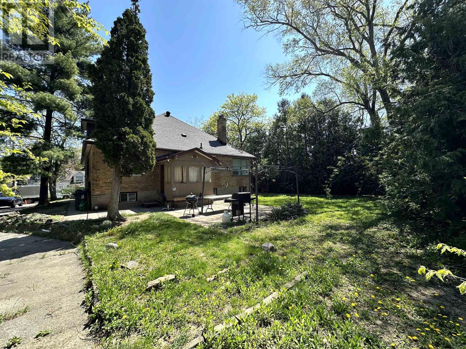 2 Botfield Avenue, Toronto, Ontario  M9B 4C7 - Photo 10 - W12145787
