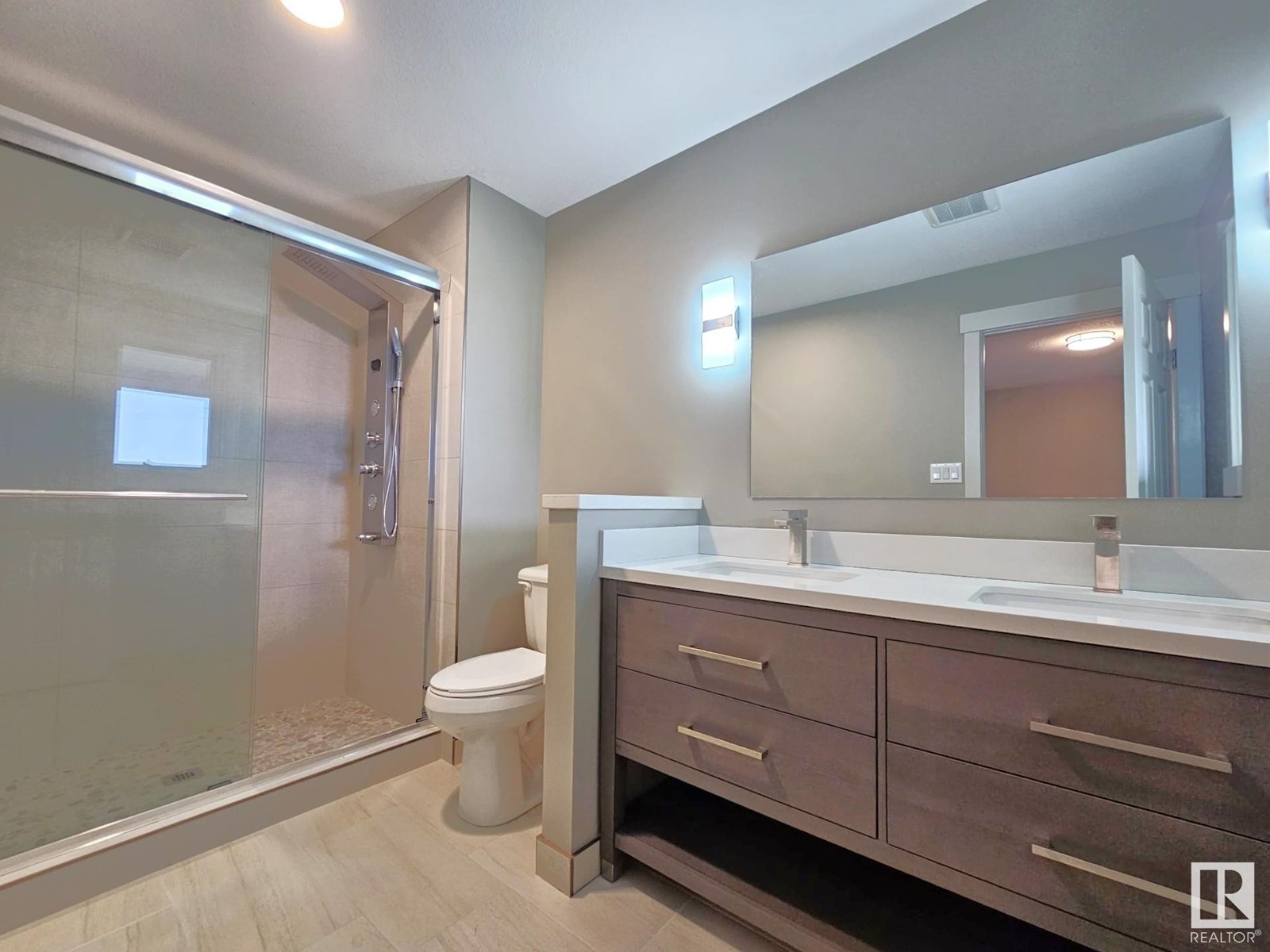 Property at 4819 39 ST image 4
