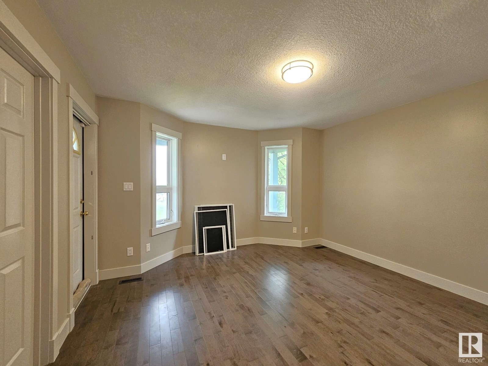 Property at 4819 39 ST image 2