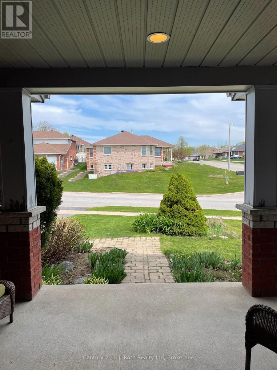94 Maria Street, Penetanguishene, Ontario  L9M 2H8 - Photo 9 - S12094437