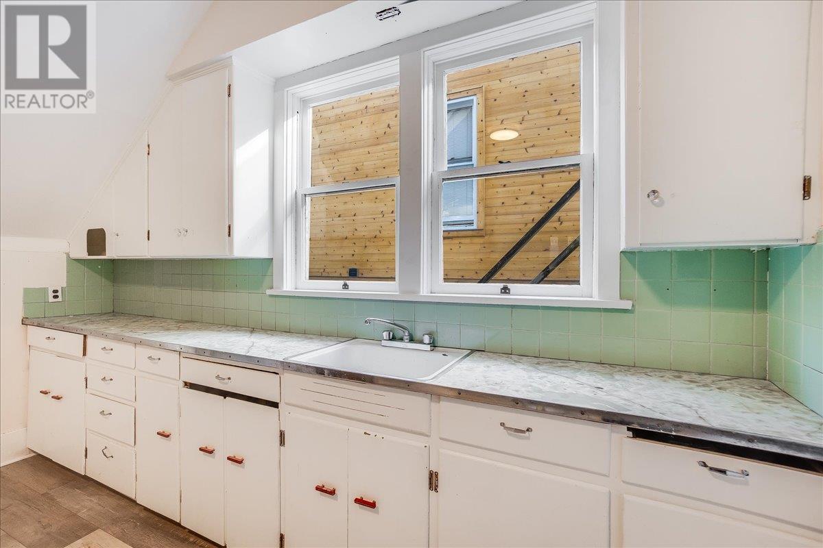 Property at 1004 STANLEY Street image 3