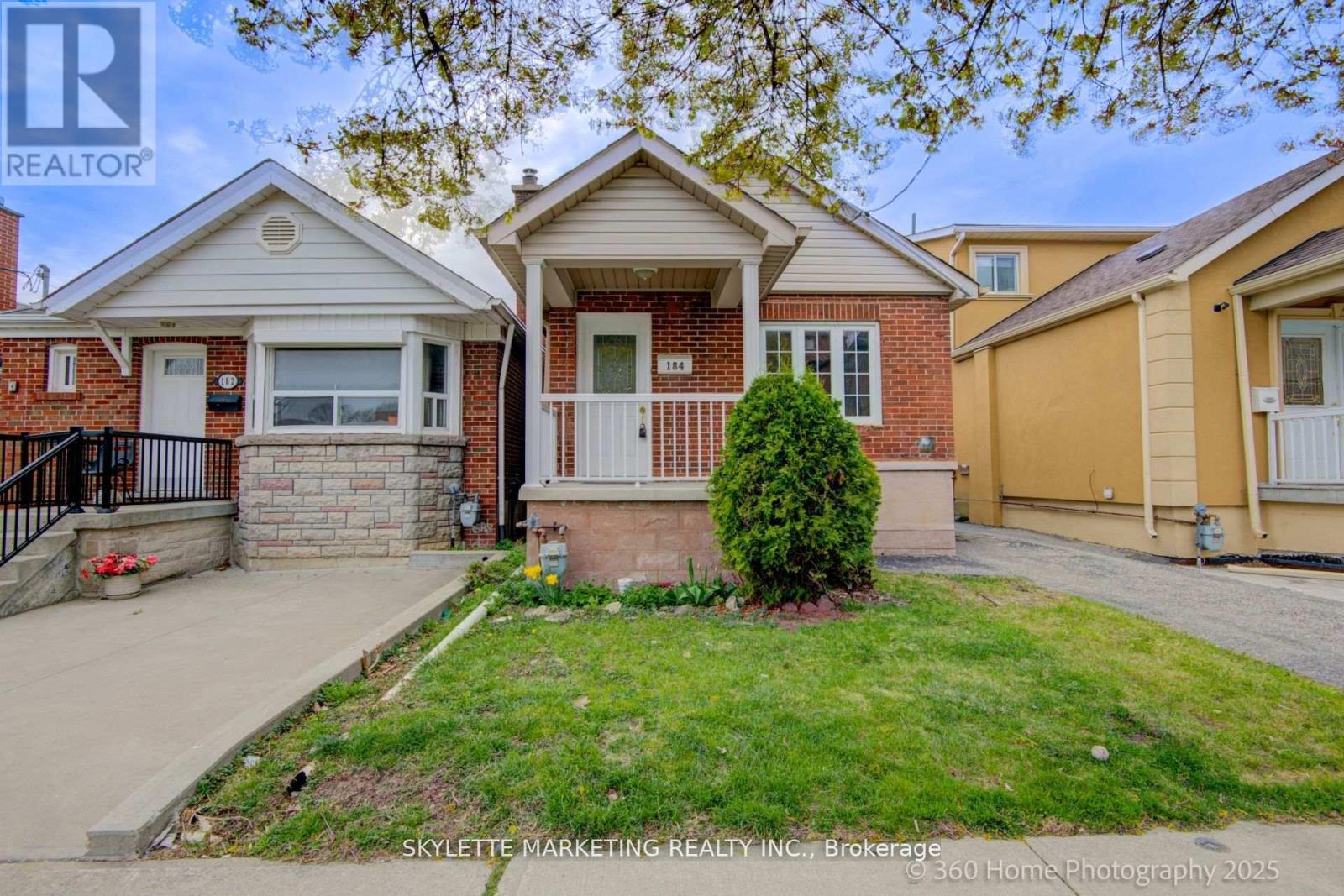 <div class="slider-price">$849,999</div><p>184 Scott Road, Toronto, Ontario</p>