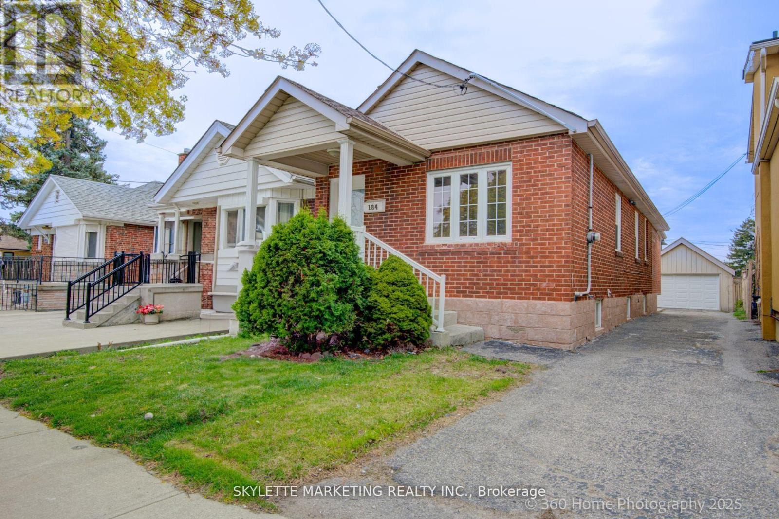 184 Scott Road, Toronto, Ontario  M6M 3T8 - Photo 2 - W12145795