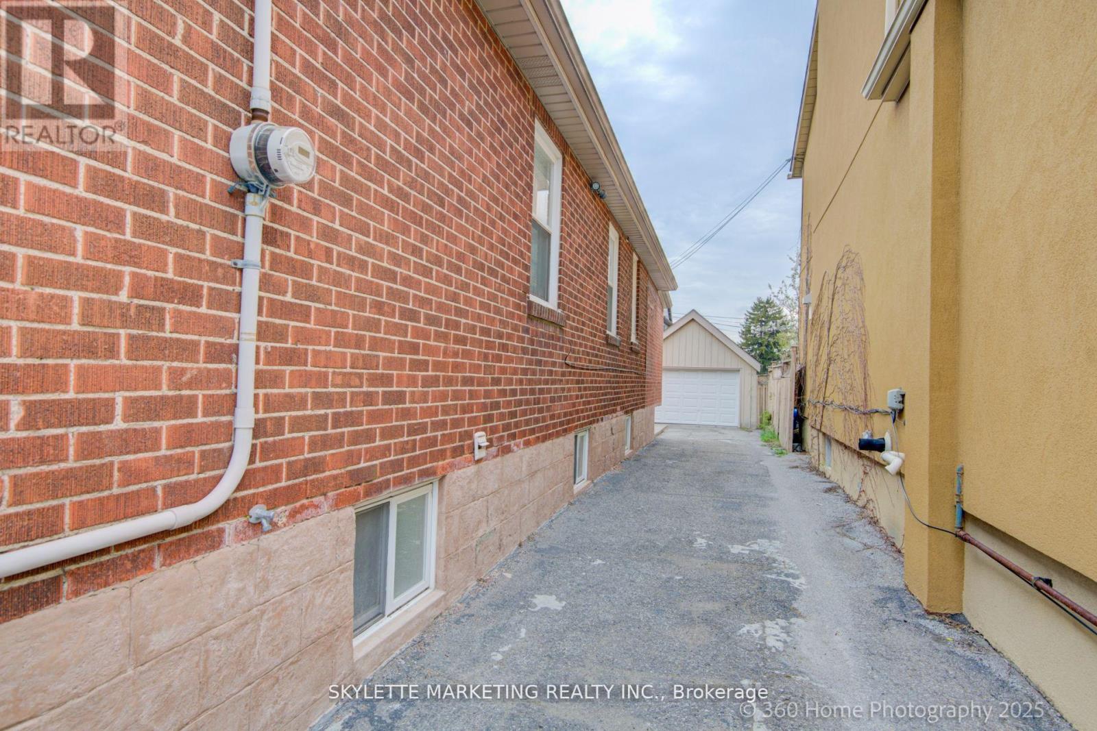 184 Scott Road, Toronto, Ontario  M6M 3T8 - Photo 32 - W12145795