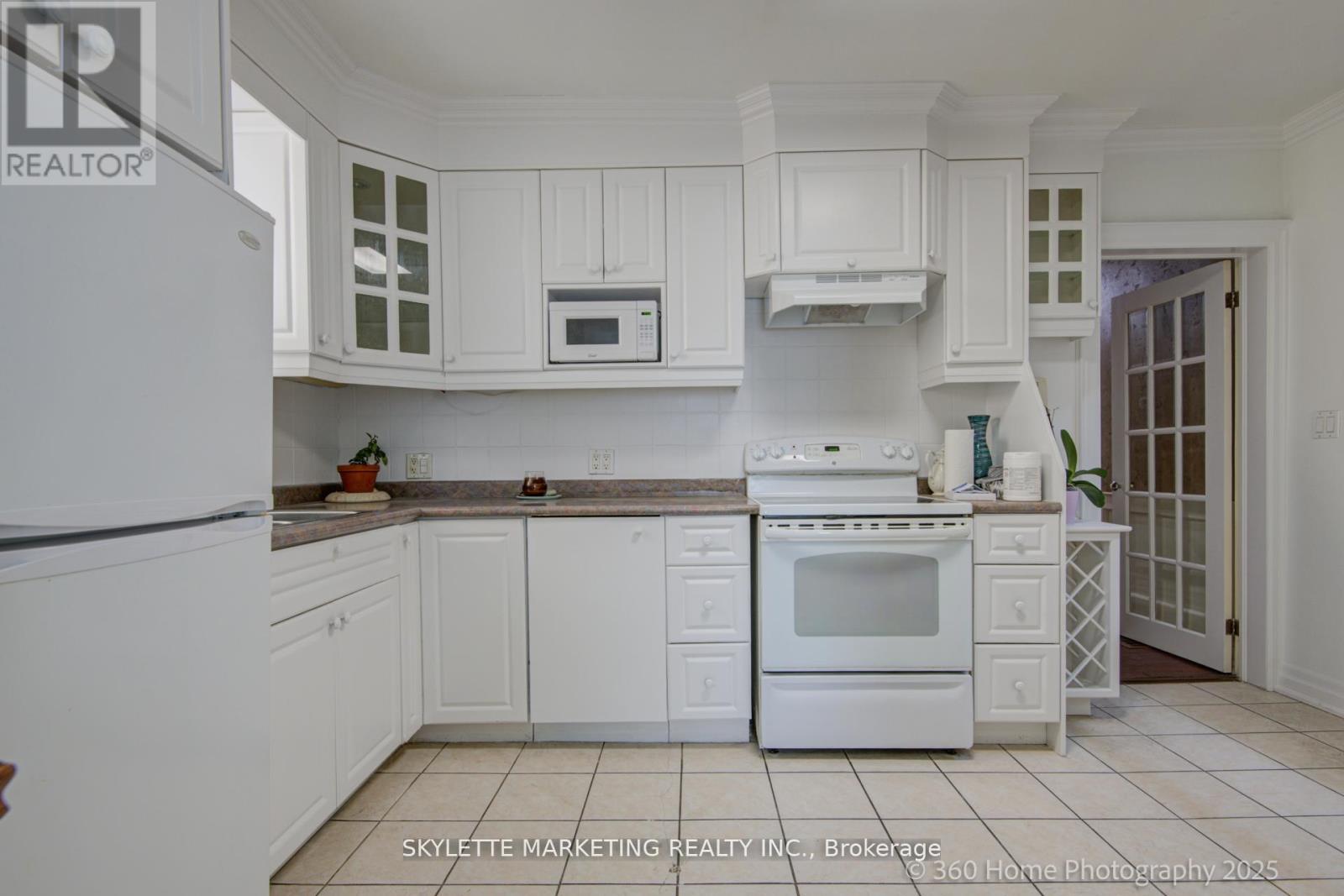 184 Scott Road, Toronto, Ontario  M6M 3T8 - Photo 4 - W12145795