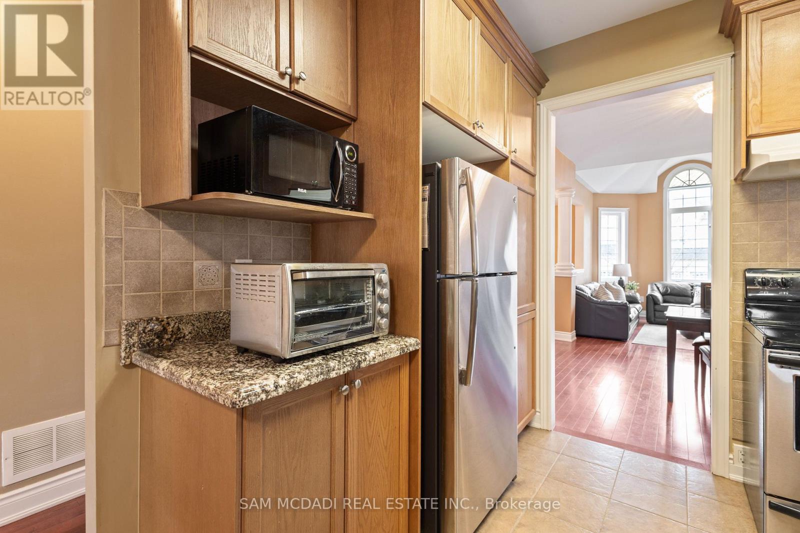 15 Eaglesprings Crescent, Brampton, Ontario  L6P 2V8 - Photo 11 - W12145870