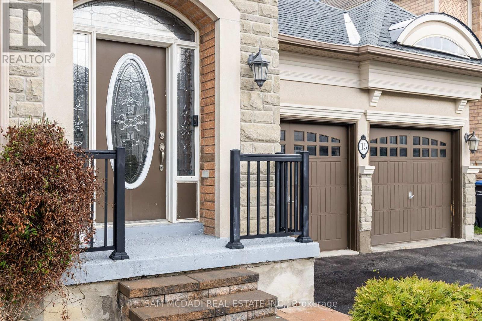 15 Eaglesprings Crescent, Brampton, Ontario  L6P 2V8 - Photo 2 - W12145870