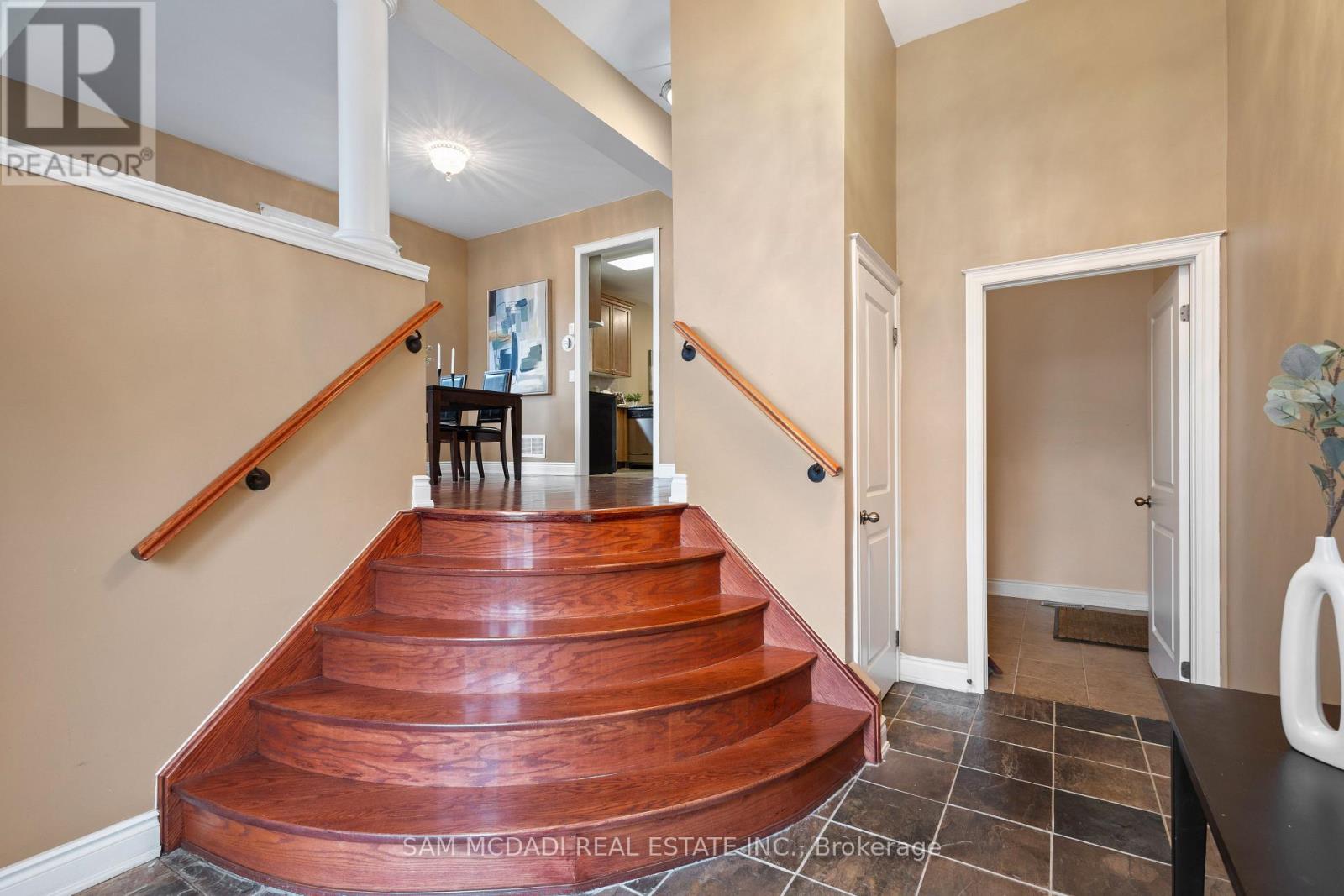15 Eaglesprings Crescent, Brampton, Ontario  L6P 2V8 - Photo 4 - W12145870