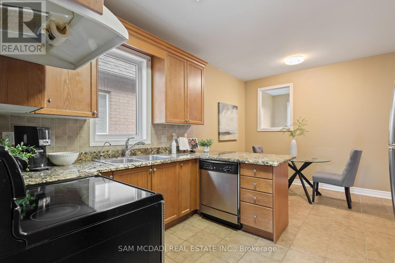 15 Eaglesprings Crescent, Brampton, Ontario  L6P 2V8 - Photo 9 - W12145870