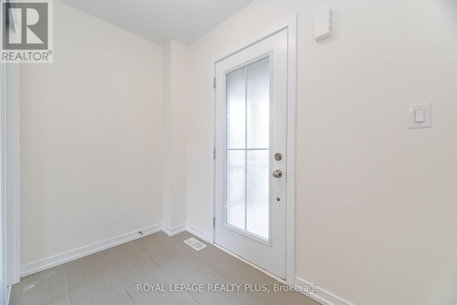 12 Pagebrook Crescent, Hamilton, Ontario  L8J 0K7 - Photo 4 - X12145827