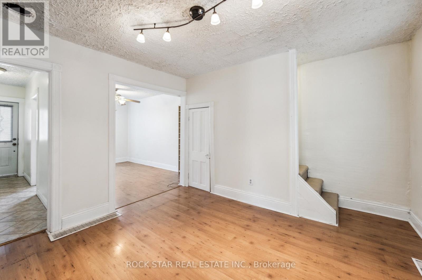56 Breadalbane Street, Hamilton, Ontario  L8R 3G1 - Photo 11 - X12145847