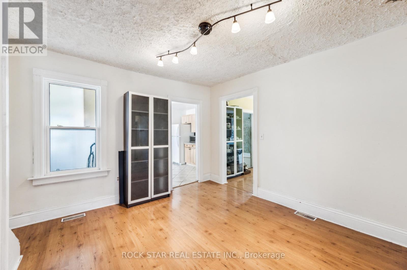 56 Breadalbane Street, Hamilton, Ontario  L8R 3G1 - Photo 12 - X12145847