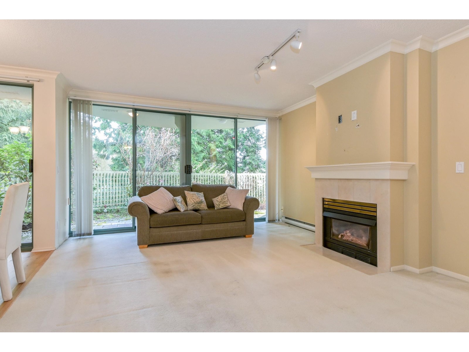 104 1745 Martin Drive, Surrey, British Columbia  V4A 9T5 - Photo 3 - R3002442