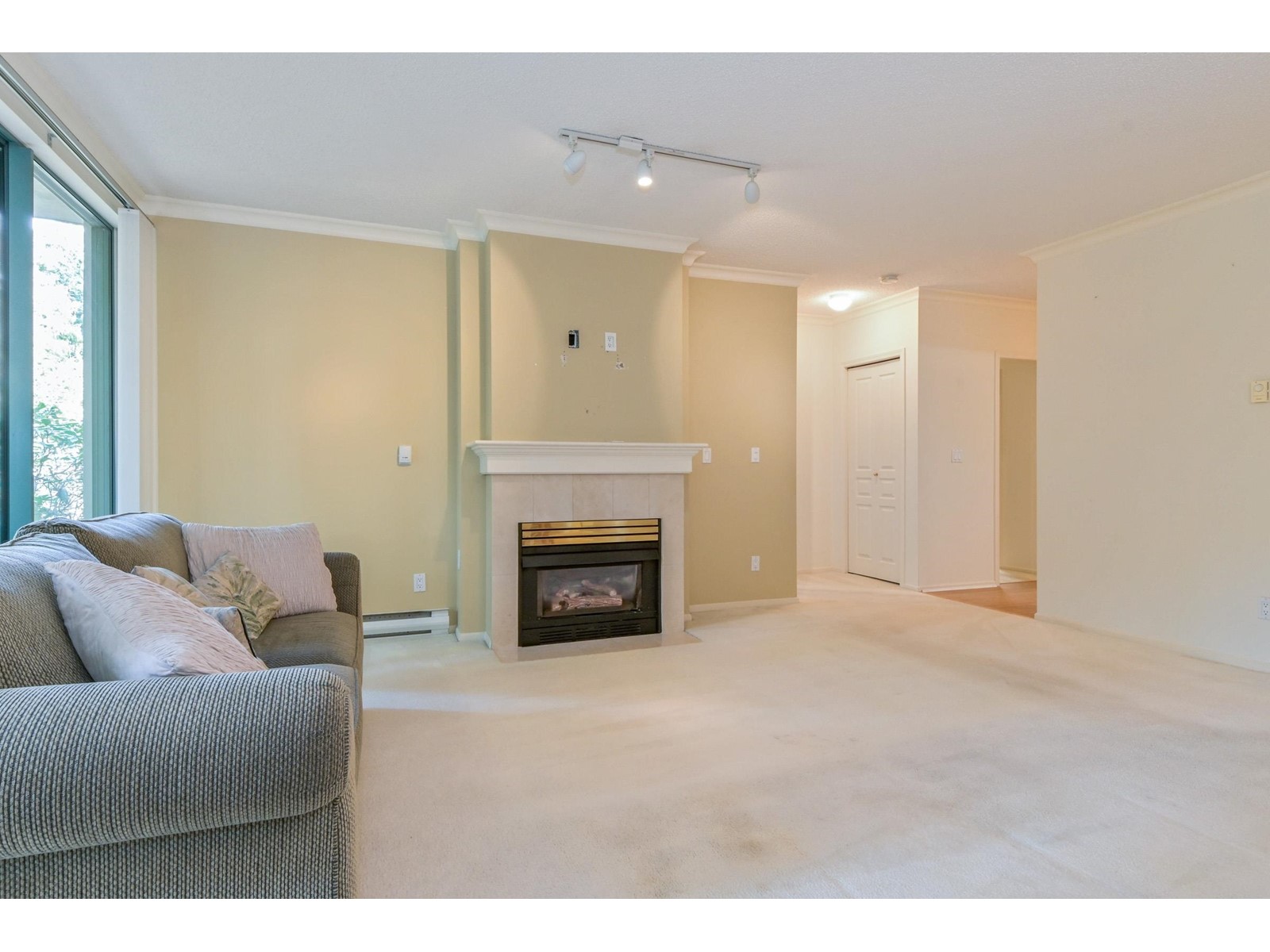 104 1745 Martin Drive, Surrey, British Columbia  V4A 9T5 - Photo 4 - R3002442