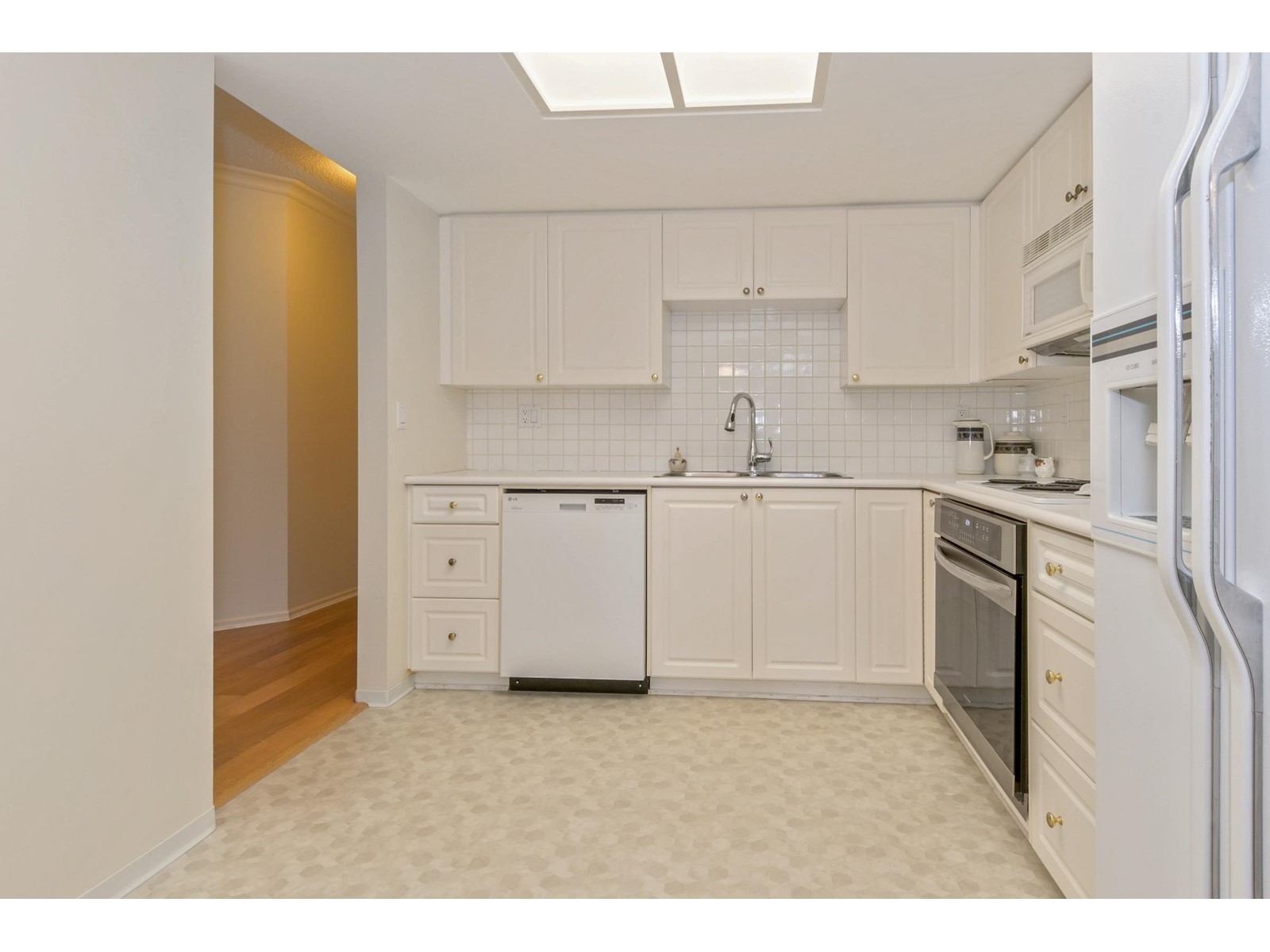 104 1745 Martin Drive, Surrey, British Columbia  V4A 9T5 - Photo 8 - R3002442