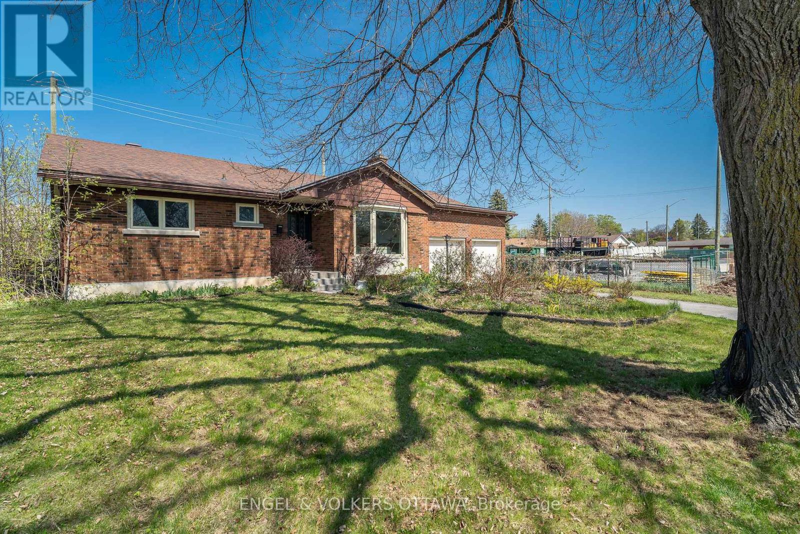 989 Connaught Avenue, Ottawa, Ontario  K2B 5M7 - Photo 2 - X12145966