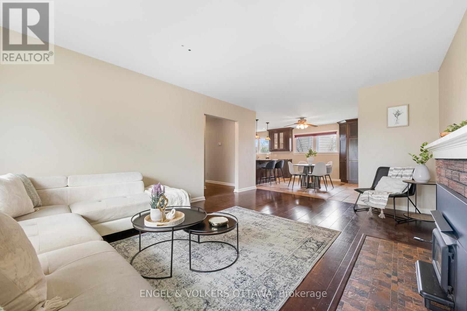 989 Connaught Avenue, Ottawa, Ontario  K2B 5M7 - Photo 5 - X12145966