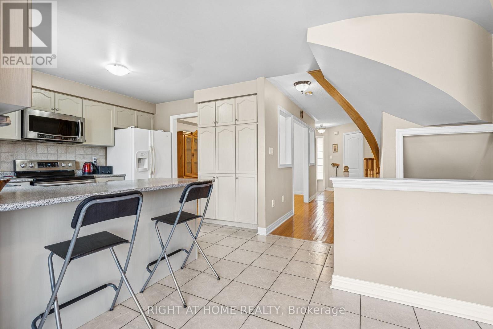 14 Prince Of Wales Drive, Barrie, Ontario  L4N 0T5 - Photo 14 - S12145949