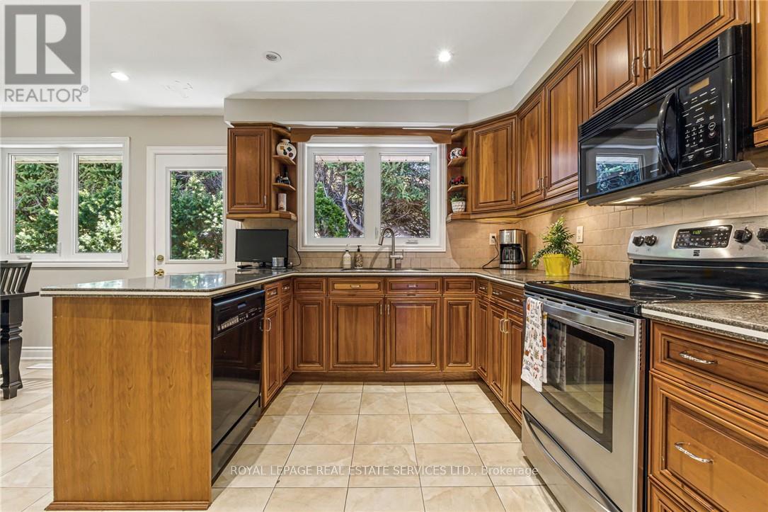 296 Glen Afton Drive, Burlington, Ontario  L7L 1H1 - Photo 11 - W12145940