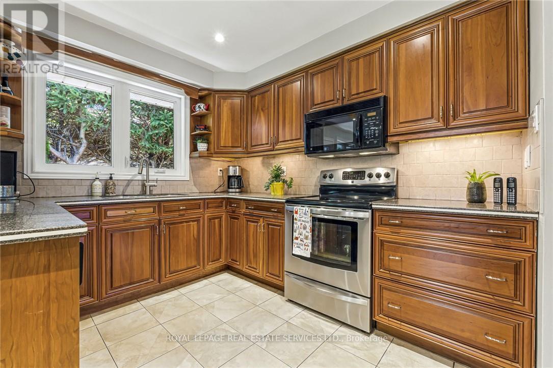 296 Glen Afton Drive, Burlington, Ontario  L7L 1H1 - Photo 12 - W12145940