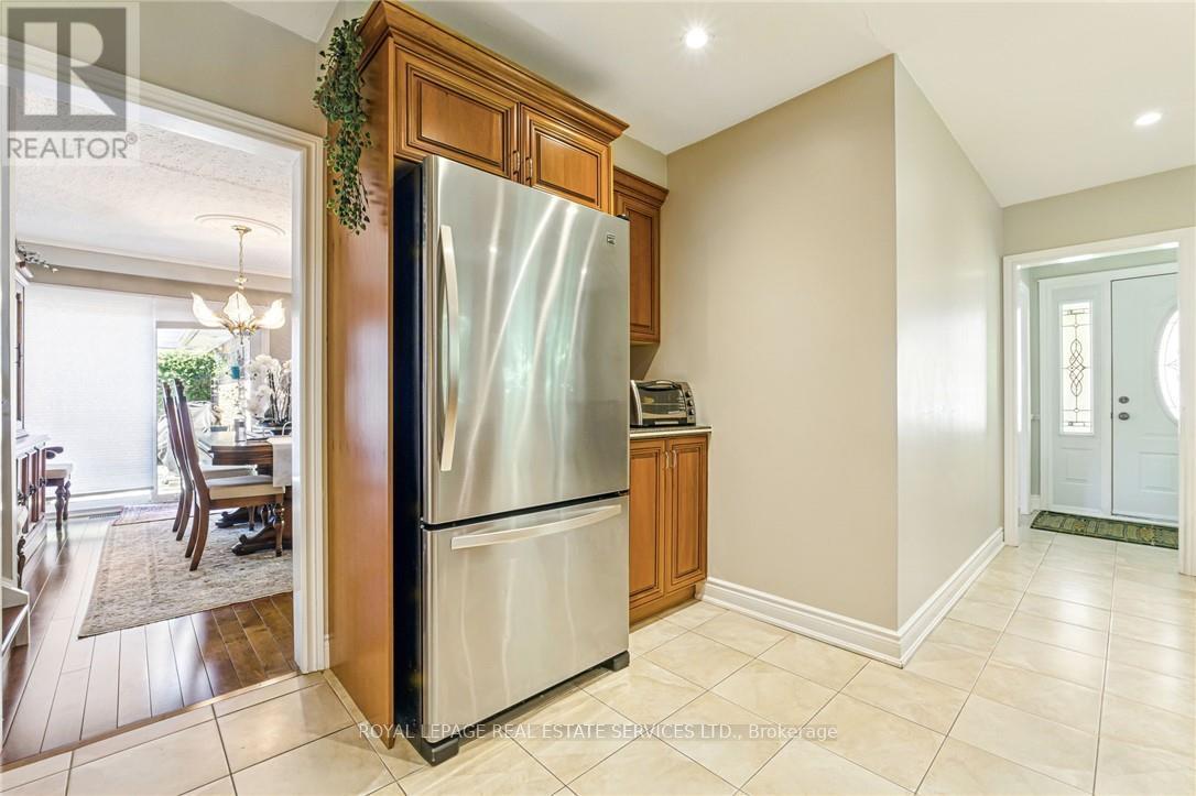 296 Glen Afton Drive, Burlington, Ontario  L7L 1H1 - Photo 13 - W12145940